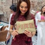 Madhoo Instagram - #madhoo #actress #pushpa #famousdialogue #sustainablefashion @oceana_clutches @rims1978 @raashishah13 @cafepanamamumbai