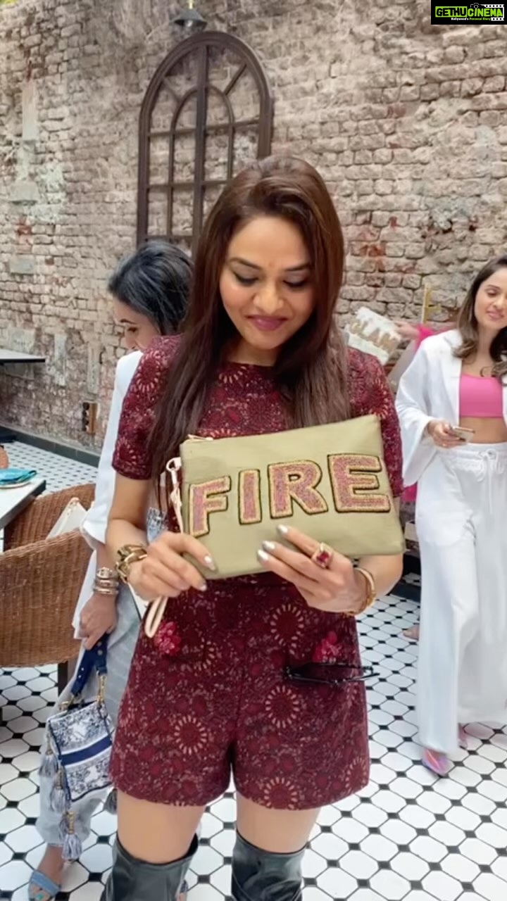 Madhoo Instagram - #madhoo #actress #pushpa #famousdialogue #sustainablefashion @oceana_clutches @rims1978 @raashishah13 @cafepanamamumbai