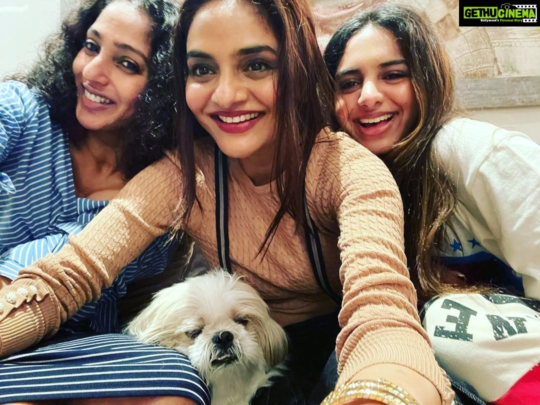 Madhoo Instagram - Love you so much se @suman.ranganath26 canβt thank you enough ππππππ Mumbai, Maharashtra