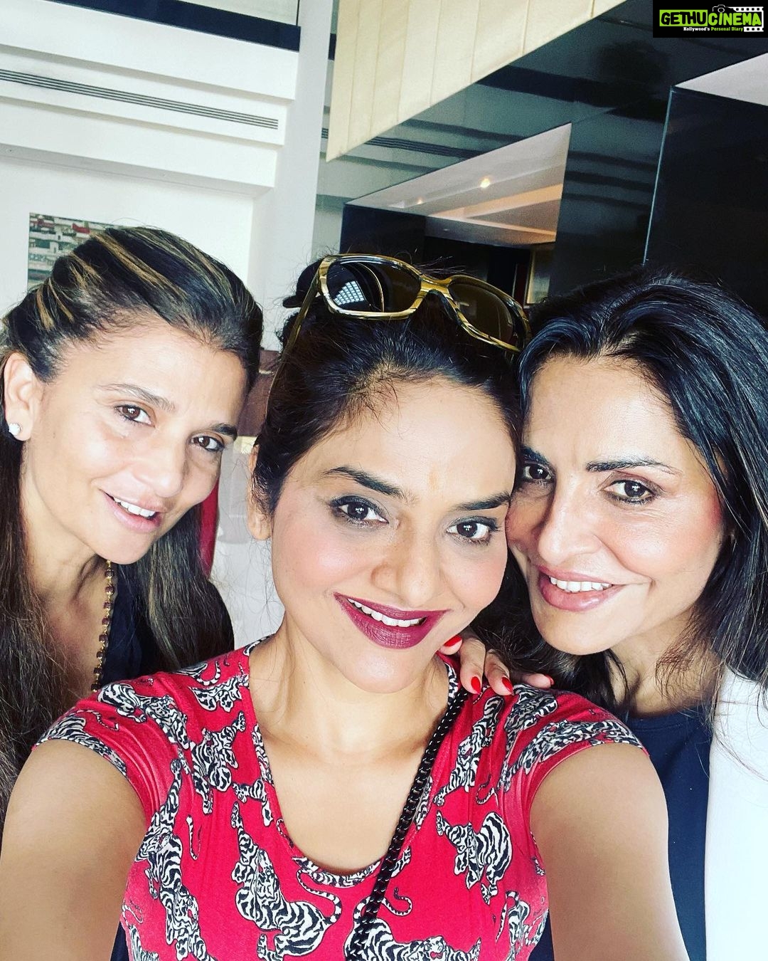 Madhoo Instagram - Only love and joy ❤️❤️❤️❤️❤️ @queeniesinghh @rhea100 @sharmillakhanna ❤️❤️❤️❤️