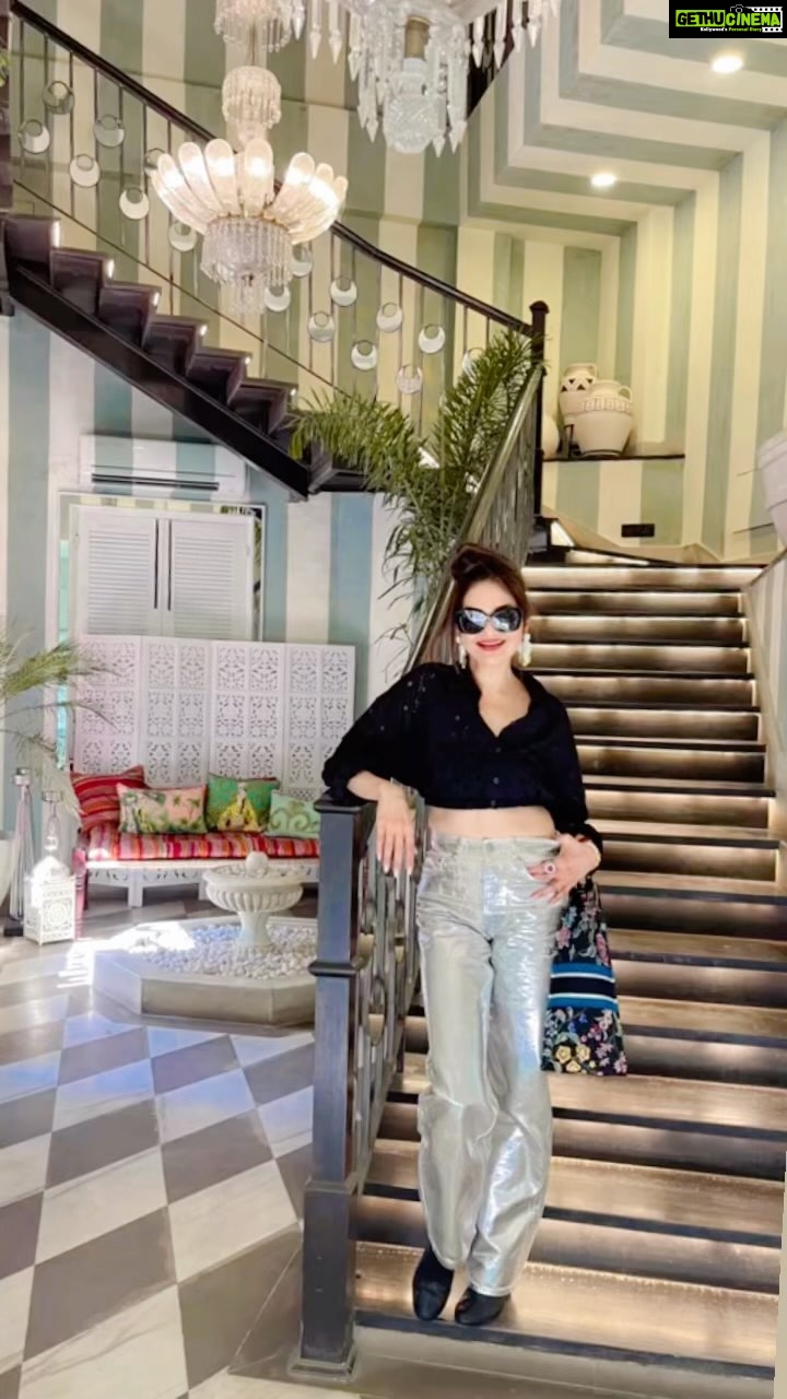 Madhoo Instagram - #pareehoonmain @madhoo_rockstar #actress #loveislove