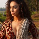 Mahek Chahal Instagram – MAYBE, WE ALL SHOULD 
LEARN THE ART OF
THINKING LESS AND
FEELING MORE.

 

Pic by @avidrumz 
Outfit by @bodhitreejaipur_official