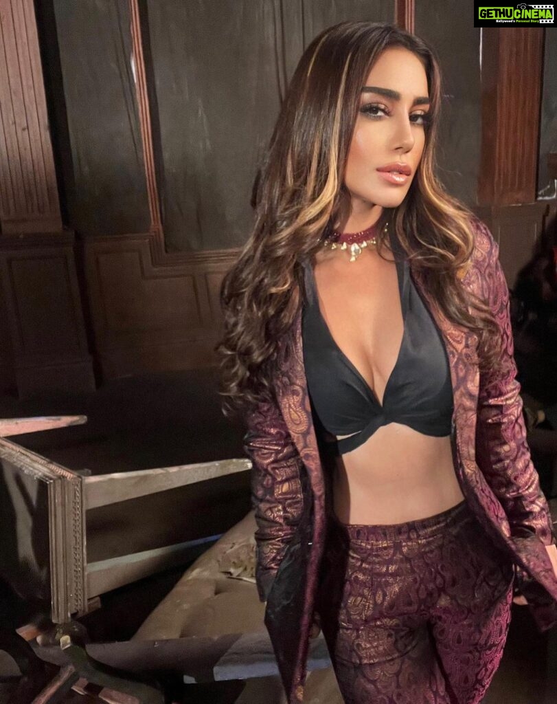 Mahek Chahal Instagram - You should never run from the truth even if it doesn’t SUIT you. The key is making sure it is the truth, not some well polished fable made up to SUIT folks fancies.
