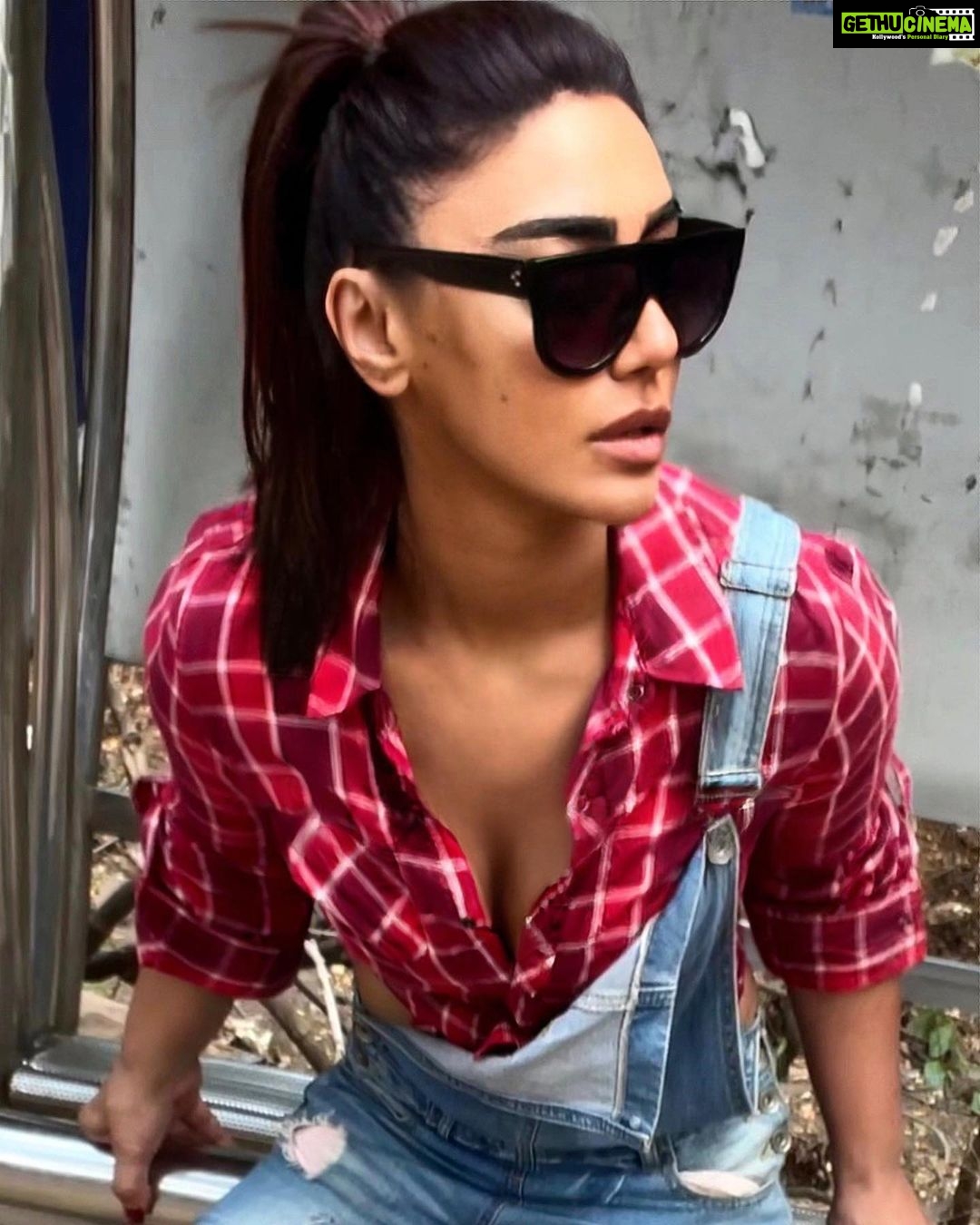 Mahek Chahal Instagram - When things change inside you, things change around you.💋💋🌈🦋❤️