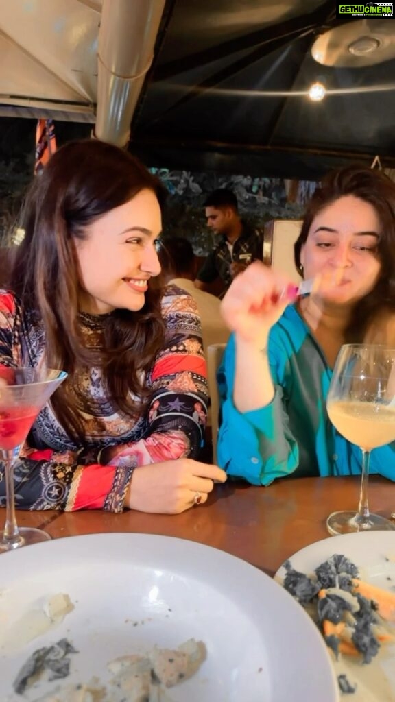 Mahhi Vij Instagram - Dining out with fnds #yuvikachaudhary #fnds #instagram
