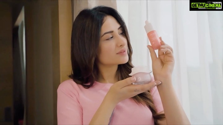 Mahira Sharma Instagram - #DecodetheYouthCode with me! š I have been using the Pomegranate + Retinol Range from @dotandkey.skincare The Pomegranate Youth Serum with 0.9% Encapsulated Retinol Serum has a Lightweight, milky texture. It is Quick Absorbing & Beginner Friendly! The Retinol + Ceramide Night Cream has a creamy texture and contains retinol, pomegranate and ceramides which is a Night-time skin treat. Iāve finally cracked the code to firm, youthful & radiant skin! Itās time for #YOURFIRSTRETINOLš©·āØ Grab them from their website now! For additional discount use my Code- MAHIRA15