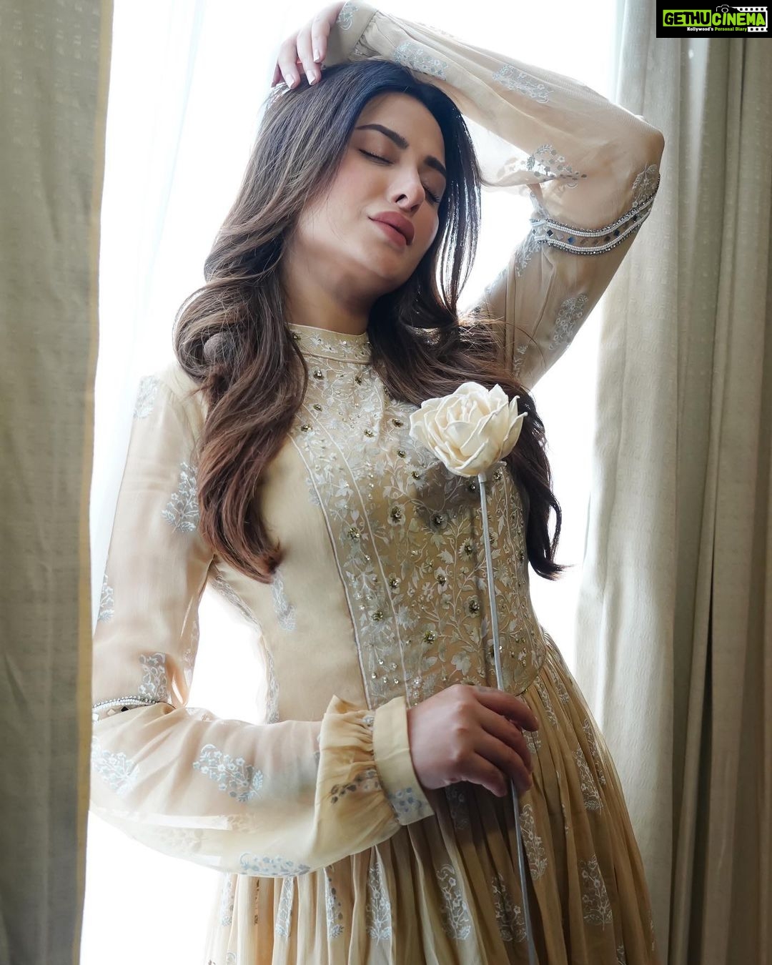 Mahira Sharma Instagram - faith 🍂 #lehmberginni Outfit : @ranasjaipur 📸 : @i.parasbains @iabhibains Earings : @shillpapuriidesignerjewellery Styling : @akansha.27 @tiara_gal @entertainmenttleo9 @stylebypriyankaa @puneet_makeovers