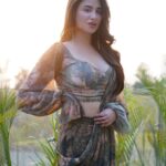 Mahira Sharma Instagram - 1 day to go #lehmberginni 🎬🍿 Outfit : @kalkifashion 📸 : @i.parasbains Styling : @tiara_gal @akansha.27 @mintandmilkpr @puneet_makeovers