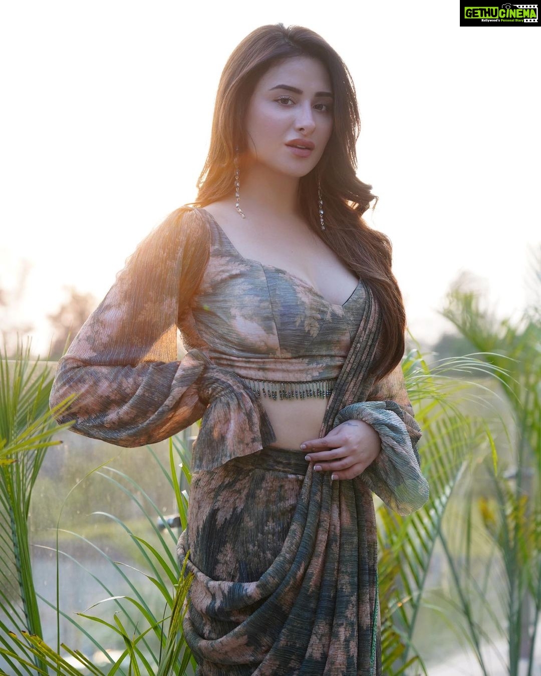 Mahira Sharma - 1 Million Likes - 1 day to go #lehmberginni š¬šæ
Outfit : @kalkifashion
šø : @i.parasbains
Styling : @tiara_gal @akansha.27
@mintandmilkpr
@puneet_makeovers