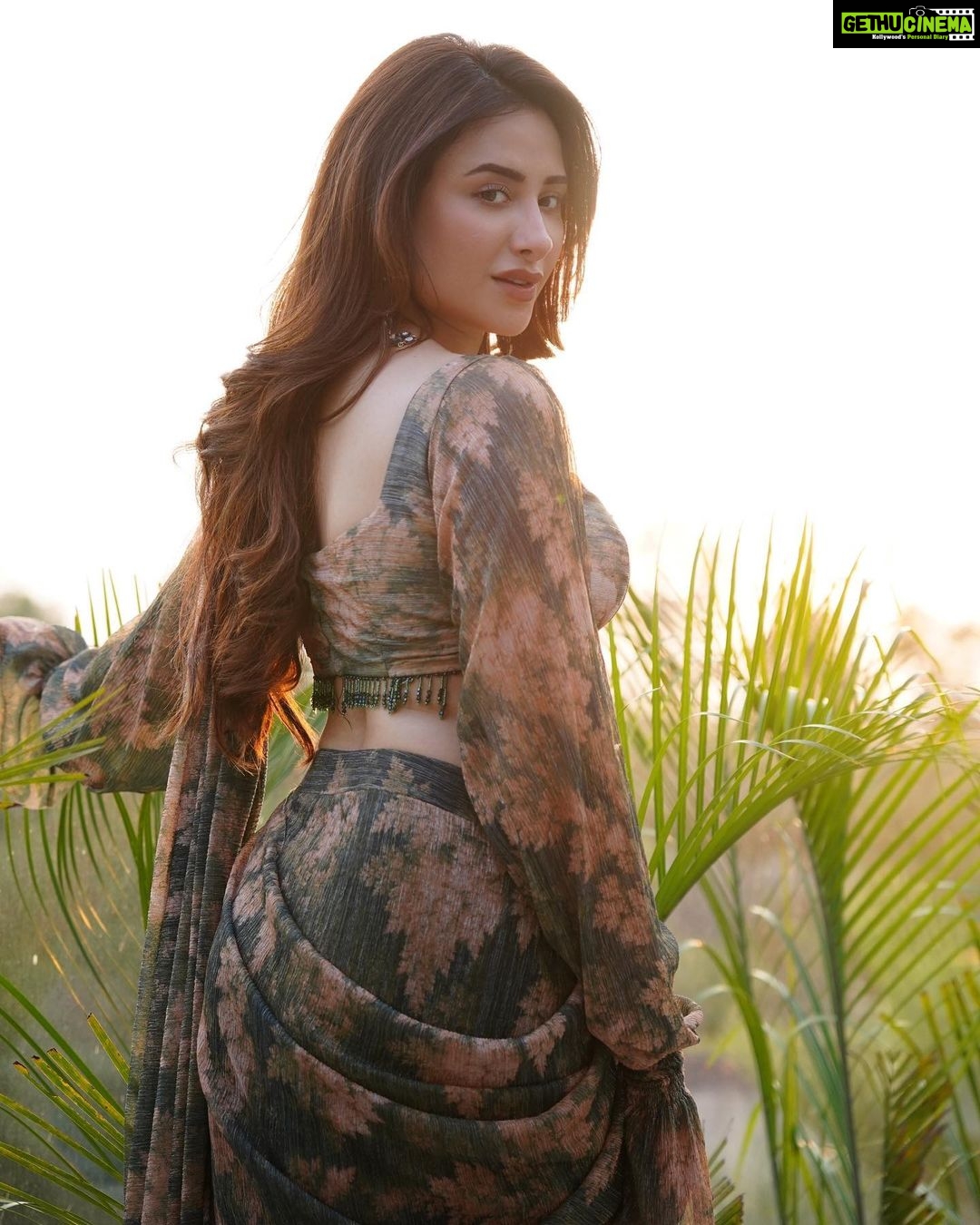 Mahira Sharma - 1 Million Likes - 1 day to go #lehmberginni š¬šæ
Outfit : @kalkifashion
šø : @i.parasbains
Styling : @tiara_gal @akansha.27
@mintandmilkpr
@puneet_makeovers