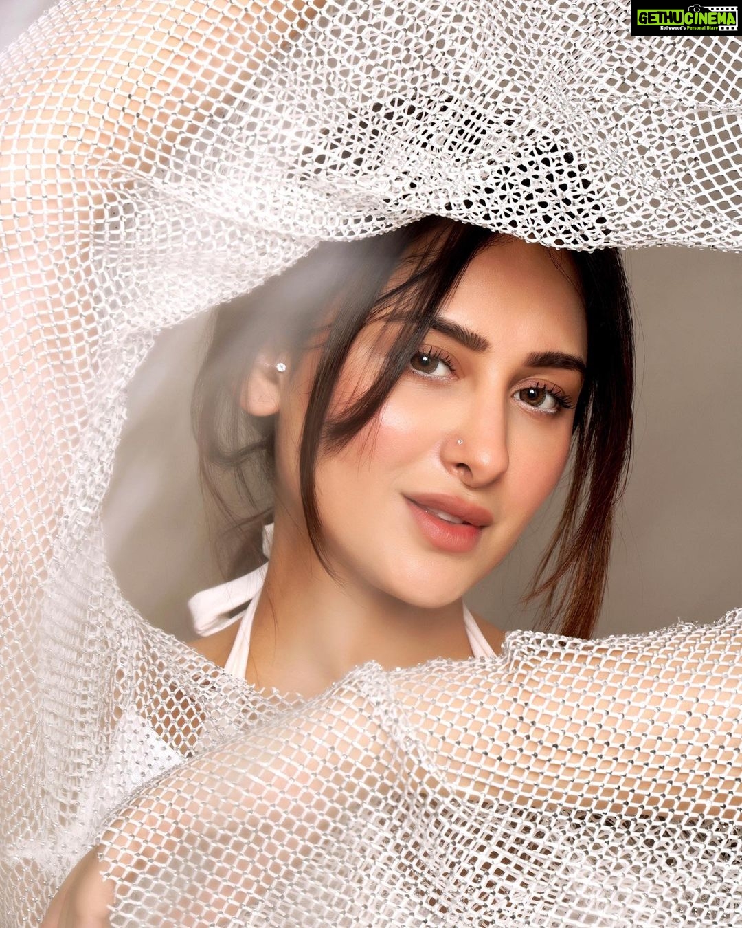 Mahira Sharma - 817.5K Likes - Hold on š¤