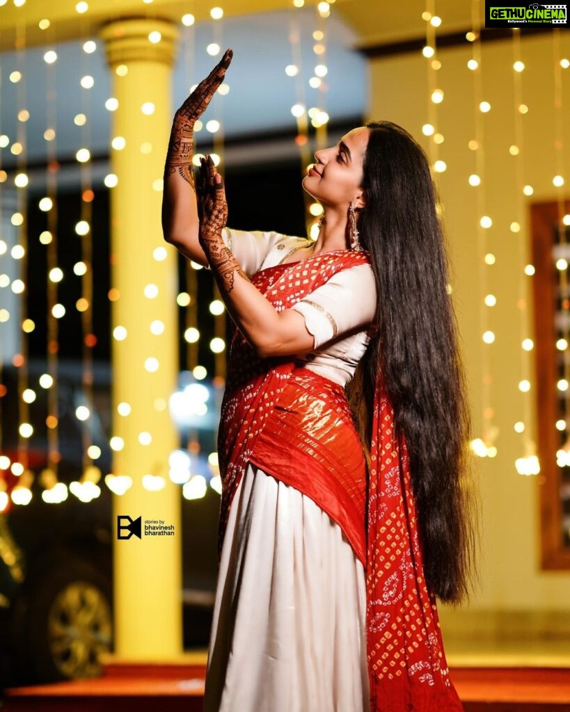 Malavika Krishnadas Instagram - 🌚✨ . Mehendi : @brownhue_mehendi Outfit : @byhand.in Styling : @sabarinathk_ PC: @bhavinesh_bharathan Nails : @ftv_salon_thrissur