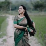 Malavika Krishnadas Instagram - Mallipooo 🙈❤️ #goingwiththetrend . VC : @febin_c_v @febin_photography_ Saree : @ar_handlooms_kuthampully . #saree #sareelove #mallipoo #tamil #tamilsong #sareefashion #traditionalwear