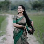 Malavika Krishnadas Instagram – Mallipooo 🙈❤️ #goingwiththetrend
.
VC : @febin_c_v @febin_photography_ 
Saree : @ar_handlooms_kuthampully 
.
#saree #sareelove #mallipoo #tamil #tamilsong #sareefashion #traditionalwear