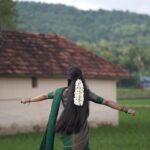 Malavika Krishnadas Instagram - Kadhalikkum Pennin ❤️ #goingwiththetrend #kadhalikumpenninkaigal Saree : @ar_handlooms_kuthampully . VC: @febin_c_v 🎥 . #tamil #tamilsong #tamilreels #arrahman #trendingreels #saree #sareelove