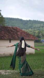 Malavika Krishnadas Instagram - Kadhalikkum Pennin ❤️
#goingwiththetrend #kadhalikumpenninkaigal 

Saree : @ar_handlooms_kuthampully 
.
VC: @febin_c_v 🎥
.
#tamil #tamilsong #tamilreels #arrahman #trendingreels #saree #sareelove