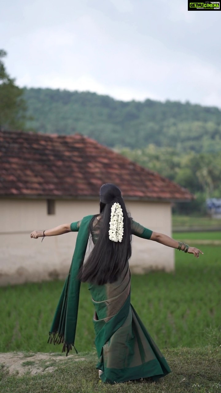 Malavika Krishnadas Instagram - Kadhalikkum Pennin ❤️ #goingwiththetrend #kadhalikumpenninkaigal Saree : @ar_handlooms_kuthampully . VC: @febin_c_v 🎥 . #tamil #tamilsong #tamilreels #arrahman #trendingreels #saree #sareelove