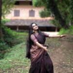 Malavika Krishnadas Instagram - I know yall might be tired of hearing this song but its TRENDING and I couldnt let it goo🥹…..love the steps too❤️ . VC: @bhavinesh_bharathan . #rarareddyiamready #saree #malavikakrishnadas