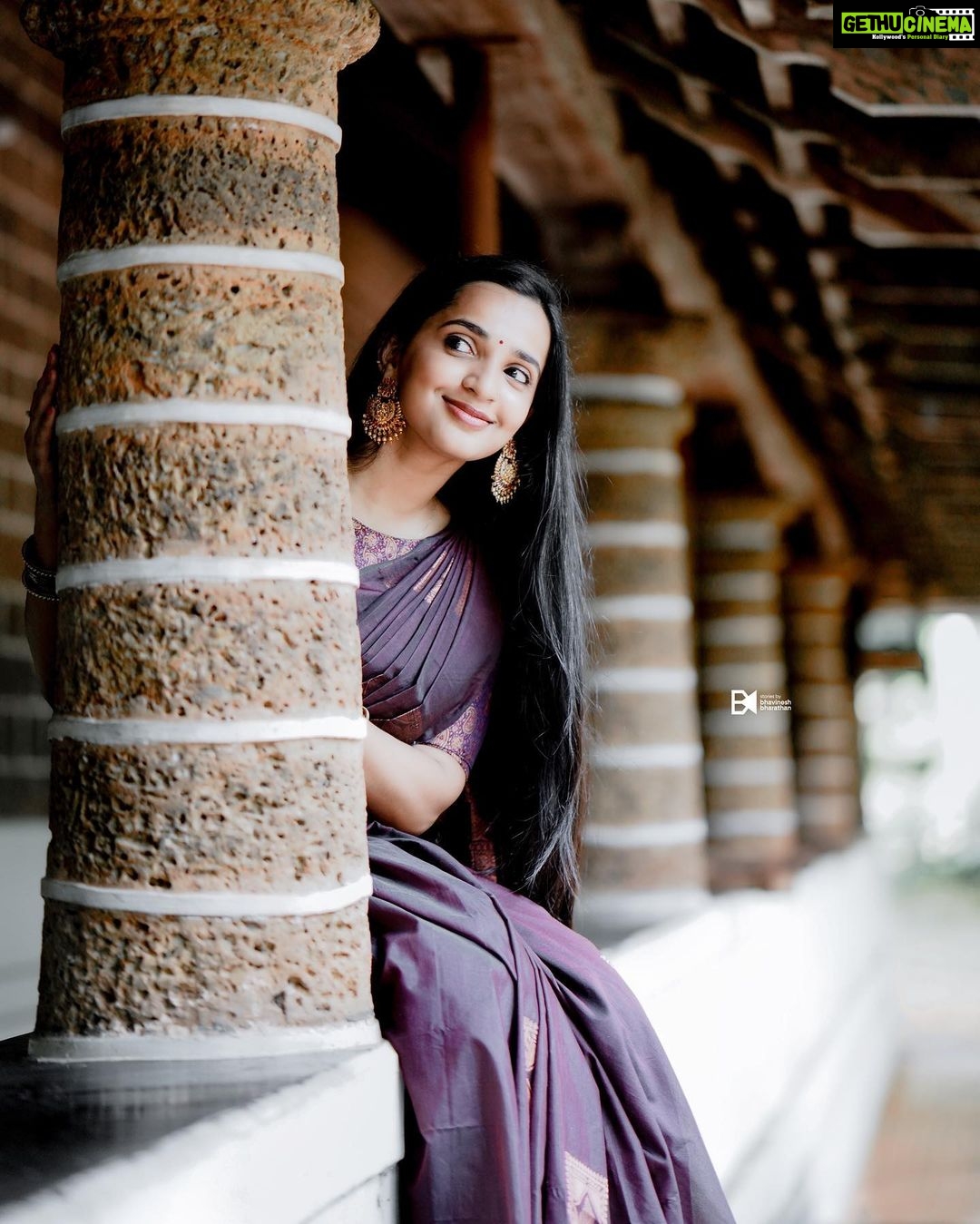 Malavika Krishnadas Instagram - Elegance Series ✨ . . PC : @bhavinesh_bharathan . #saree #sareelove #sareefashion #sareedraping #sareeindia #traditional #traditionalwear #ethnicwear #ethnic #jwellery