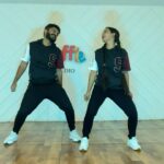 Malavika Krishnadas Instagram - Vibing in duo back to Chackochans’ and Shalini maams’ evergreen cult classic song .✨🔂 Choreo : @shyam_doc Video : @shifasali.vs Space : @shuffle_studio @kunchacks