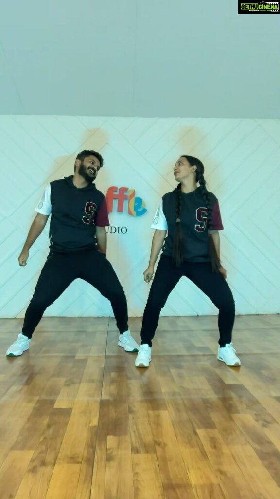 Malavika Krishnadas Instagram - Vibing in duo back to Chackochans’ and Shalini maams’ evergreen cult classic song .✨🔂 Choreo : @shyam_doc Video : @shifasali.vs Space : @shuffle_studio @kunchacks