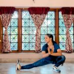 Malavika Krishnadas Instagram – This is how  dancers workout to the 🎶😂
Juustt cant stop myself from dancing😅❤️
.

#danvcevideo #dancerreel #workoutreel #trainerreel #funnyreel #choreography #workoutmotivation #gymlife #bollywoodstyle #fitnessaddict  #37dayschallege  #fitnesstalkswithpranit
#fitnesstalksindia