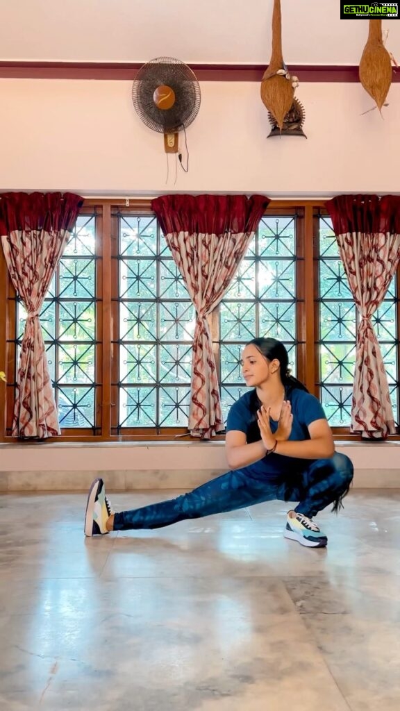 Malavika Krishnadas Instagram - This is how dancers workout to the 🎶😂 Juustt cant stop myself from dancing😅❤️ . #danvcevideo #dancerreel #workoutreel #trainerreel #funnyreel #choreography #workoutmotivation #gymlife #bollywoodstyle #fitnessaddict #37dayschallege #fitnesstalkswithpranit #fitnesstalksindia