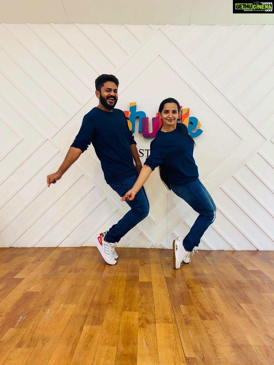 Malavika Krishnadas Instagram - Akkidi Pakkidi 🕺❤️ Always fun dancing with you @malavika_krishnadass ❤️ Choreo - @shyam_doc Video and edits - @shifasali.vs Location - @shuffle_studio @thedeverakonda@ananyapanday #dancereels #liger #entertainment #shyamdocchoreo #instareels #bollywood #tamil #dancestudio #choreographer