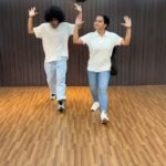 Malavika Krishnadas Instagram - How can I miss out on this reel when this evergreen song is trending once again✨🌝 Turning back the clock🎵 Choreo : @abhishek._.chinmayanandh VC : @ak_a_sh__ku_m_ar ✨ Space : @dmentaldancecompany #anniyan #kannumkannumnokia #ennaioctopusviralkallal
