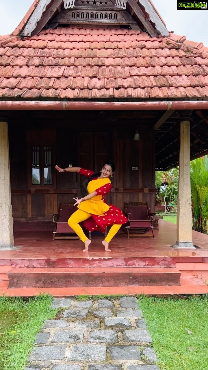 Malavika Krishnadas Instagram - After a long tym ❤️ #mystrength #mylove #myfav #semiclassical Location Courtesy: @kondai_lip_resort VC: @poojamurali31 🤗 Inspired by ✨@divyavijayachandran . #instaclassical #classicaldance #semiclassical #instareels #reelsinstagram #raanjhanaa