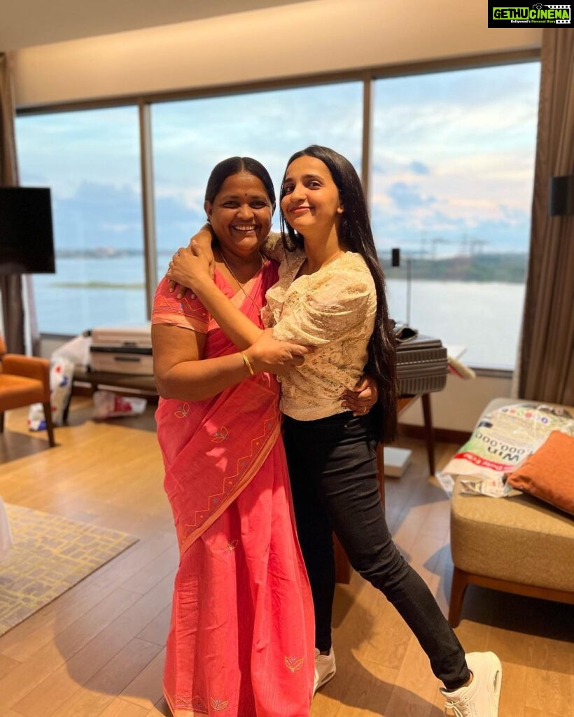 Malavika Krishnadas Instagram - That magical feeling when you fit into the ‘YAY’ aura Me with my pillars of life 😚 Nothing makes me more happier than spending my day with them✨💯 Grateful for these two🥹💕. Grand Hyatt Kochi Bolgatty