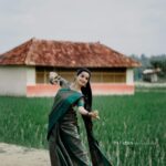 Malavika Krishnadas Instagram - 💚🍃 . PC: @febin_c_v 📸 @febin_photography_ Saree : @ar_handlooms_kuthampully . #saree #sareelove #sareefashion #traditional #traditionalwear #kerala #malavikakrishnadas