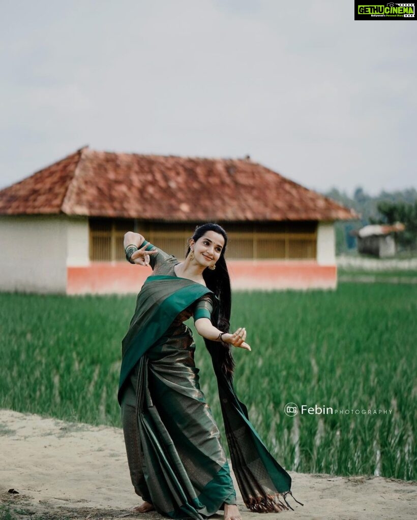 Malavika Krishnadas Instagram - 💚🍃 . PC: @febin_c_v 📸 @febin_photography_ Saree : @ar_handlooms_kuthampully . #saree #sareelove #sareefashion #traditional #traditionalwear #kerala #malavikakrishnadas