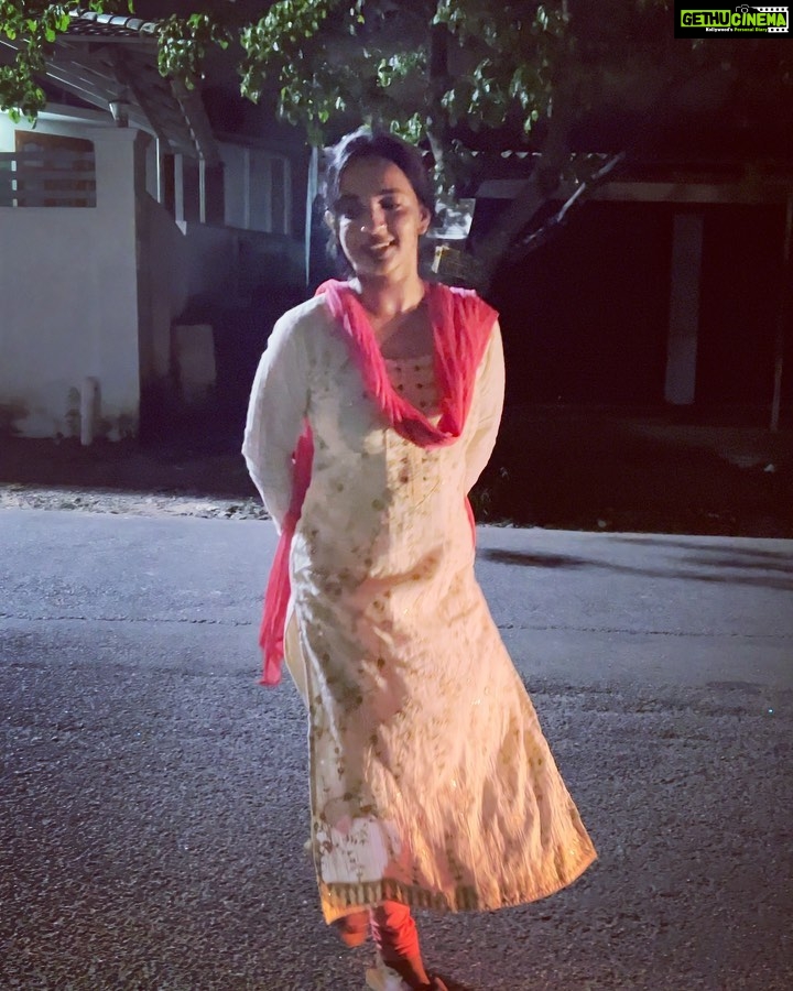 Malavika Krishnadas Instagram - Behind the scenes of Trending #1 ❤️❤️❤️ 🤣🤣🏃♀️🐶🐶 . Swipe Left 🫠 @nikhil_m60 😂😂 #trendingreels #trending1 #trendingtoday #parakkaparakka #dhanush #nithyamenon #thiruchitrambalam #tamil