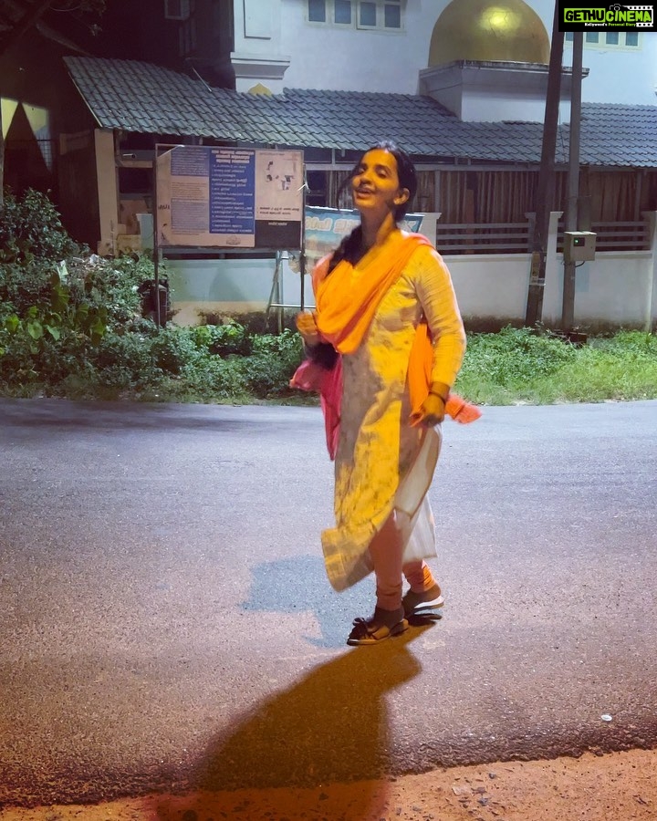 Malavika Krishnadas Instagram - Behind the scenes of Trending #1 ❤️❤️❤️ 🤣🤣🏃‍♀️🐶🐶 . Swipe Left 🫠 @nikhil_m60 😂😂 #trendingreels #trending1 #trendingtoday #parakkaparakka #dhanush #nithyamenon #thiruchitrambalam #tamil