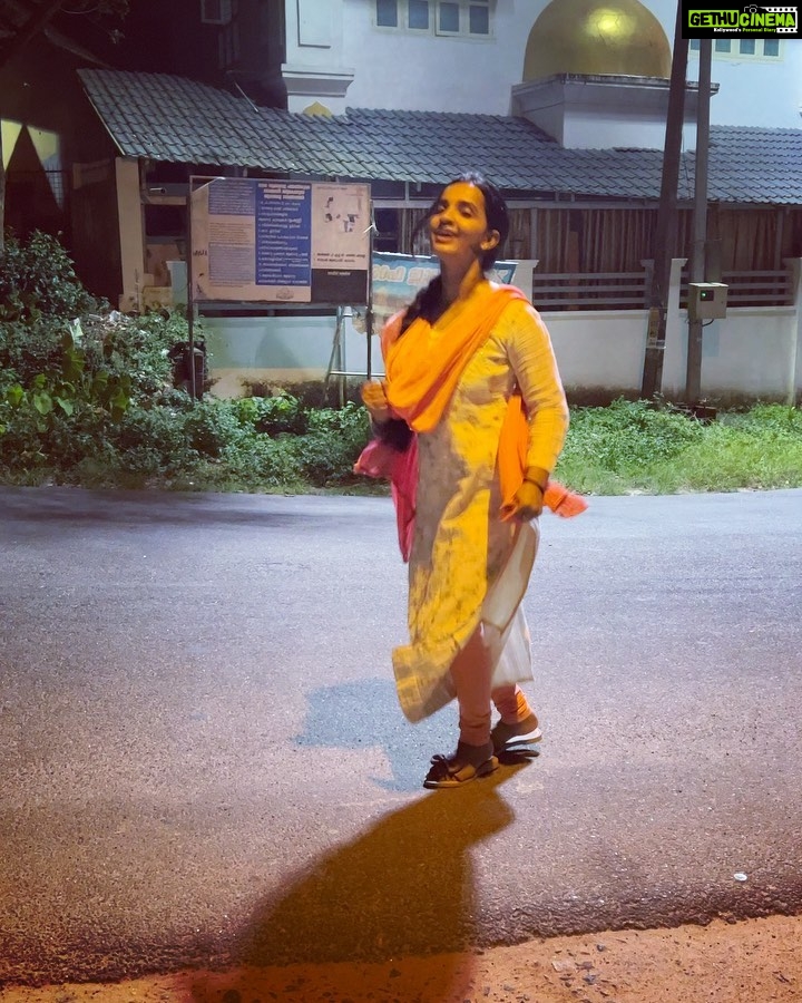 Malavika Krishnadas Instagram - Behind the scenes of Trending #1 ❤️❤️❤️ 🤣🤣🏃♀️🐶🐶 . Swipe Left 🫠 @nikhil_m60 😂😂 #trendingreels #trending1 #trendingtoday #parakkaparakka #dhanush #nithyamenon #thiruchitrambalam #tamil
