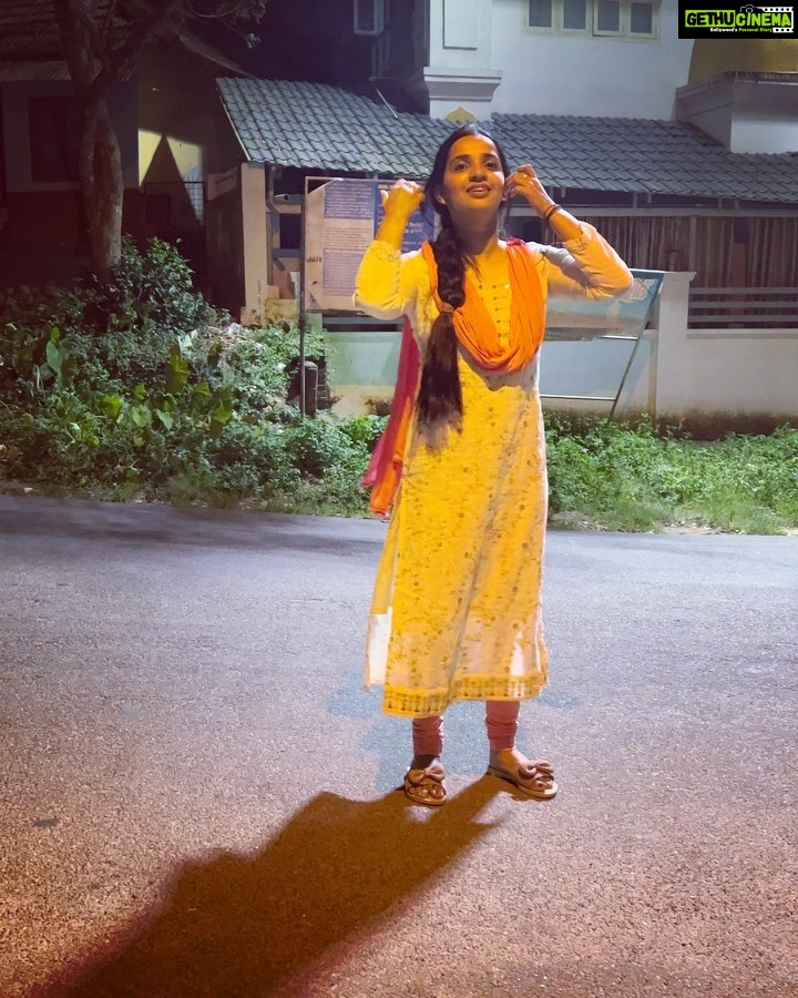 Malavika Krishnadas Instagram - Behind the scenes of Trending #1 ❤️❤️❤️ 🤣🤣🏃♀️🐶🐶 . Swipe Left 🫠 @nikhil_m60 😂😂 #trendingreels #trending1 #trendingtoday #parakkaparakka #dhanush #nithyamenon #thiruchitrambalam #tamil