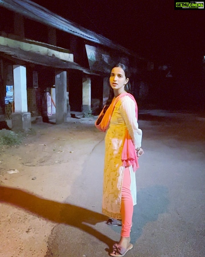 Malavika Krishnadas Instagram - Behind the scenes of Trending #1 ❤️❤️❤️ 🤣🤣🏃♀️🐶🐶 . Swipe Left 🫠 @nikhil_m60 😂😂 #trendingreels #trending1 #trendingtoday #parakkaparakka #dhanush #nithyamenon #thiruchitrambalam #tamil