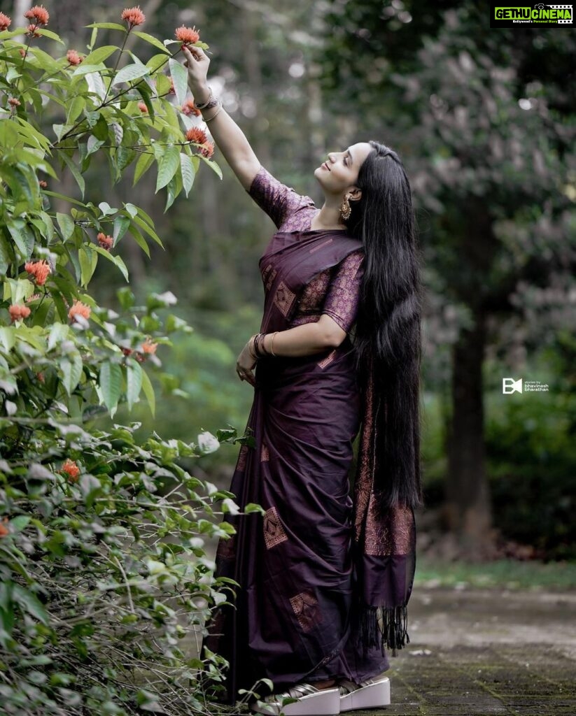 Malavika Krishnadas Instagram - Elegance Series ✨🙈 . . PC: @bhavinesh_bharathan ✨