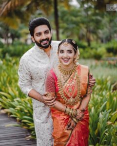 Malavika Krishnadas Instagram - ♾❤️
.
PC : @lightsoncreations ✨
MUA : @__ektha_bridesofficial 
Groom : @makeupbyshibaz 
Styling : @sabarinathk_
Event Deccor Design : @red_dot_events 
Events Deccor: @divaldi_wedding_planners
Mehendi : @brownhue_mehendi 
Saree : By my Lakshmi Ammama♥️
