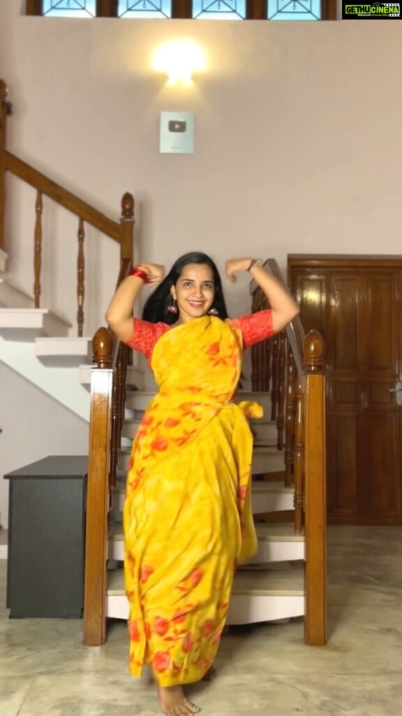 Malavika Krishnadas Instagram - Wait for the transition 💃🏻🌪 This was our go to song for all functions in my school days 😂❤💃🏻 Tribute to Manichettan 😇 . #sonasona #kalabhavanmani #malayalamreels #dancereels