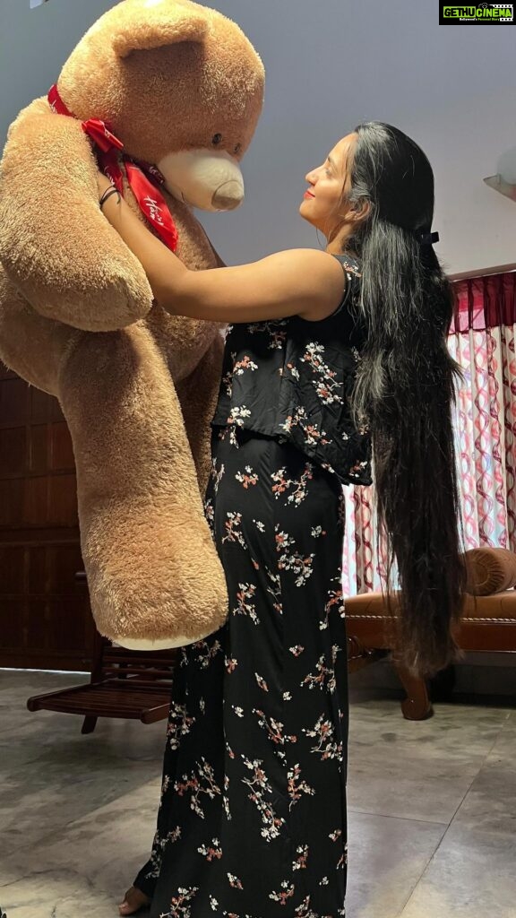 Malavika Krishnadas Instagram - Everyone else going out on dates with their valentine meanwhile me chilling with my love😂💗 Meet my valentine BooBoo 🧸❤️ #happyvalentinesday #myvalentine #teddy #mylove #love #loveforever #loveforteddybears🐻