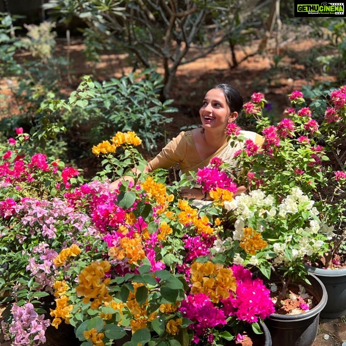 Malavika Krishnadas Instagram - The flowers did bloom my inner element 🌸❤️ . PC : അമ്മ ❤️ . #flowers #bloom #floral #garden #ammasphotography #homesweethome Home