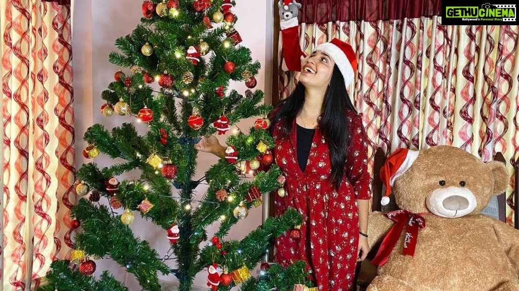 Malavika Krishnadas Instagram - Merry Christmas 🎄✨ . #christmas #christmasdecor #christmastree #christmastime #christmaslights #december2021