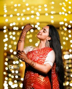 Malavika Krishnadas Instagram - 🌚✨ 
.
Mehendi : @brownhue_mehendi 
Outfit : @byhand.in 
Styling : @sabarinathk_ 
PC: @bhavinesh_bharathan
Nails : @ftv_salon_thrissur