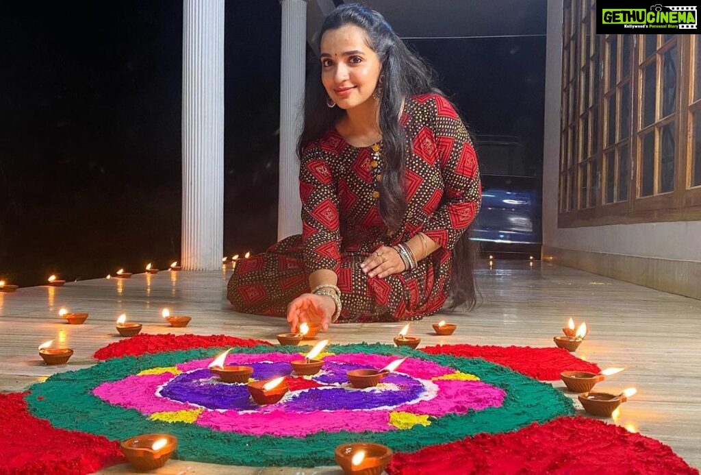 Malavika Krishnadas Instagram - Happy Diwali 🪔✨ . #Diwali #celebration #happydiwali Home.. <3 :)