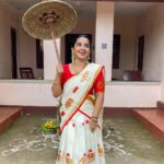 Malavika Krishnadas Instagram - ഏവർക്കും തിരുവോണാശംസകൾ 🌸♥️ . ThankYou @kuthampullynaithukada for this beautiful Dhavani♥️ . #onam #thiruvonam #onam2021 Ottapalam