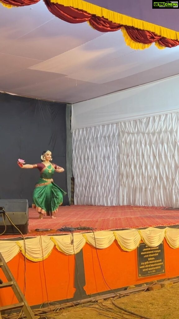 Malavika Krishnadas Instagram - World Dance Day ♥✨ . Choreo : @vineeth_mangalassery Makeup : @deeputhrissurmakeupartist Costume : @vasudevan.arun #bharathanatyam #classicaldance #bharathanatyamdancer