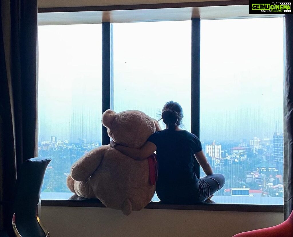 Malavika Krishnadas Instagram - Something was missing …and then BOO BOO came into my life🌈🌝 #swipelefttoseeBooBoo Grateful for this cutest gift evaa🥺🧸♥️ Holiday Inn Cochin