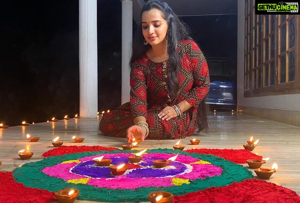 Malavika Krishnadas Instagram - Happy Diwali 🪔✨ . #Diwali #celebration #happydiwali Home.. <3 :)